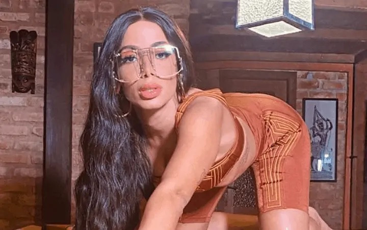 Anitta surpreende e revela o que fará após vacinação contra covid