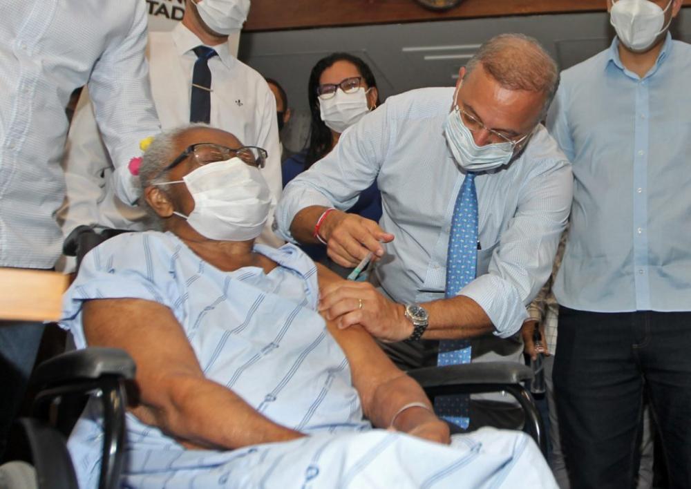 Primeiras vacinas contra a Covid-19 são aplicadas na Bahia