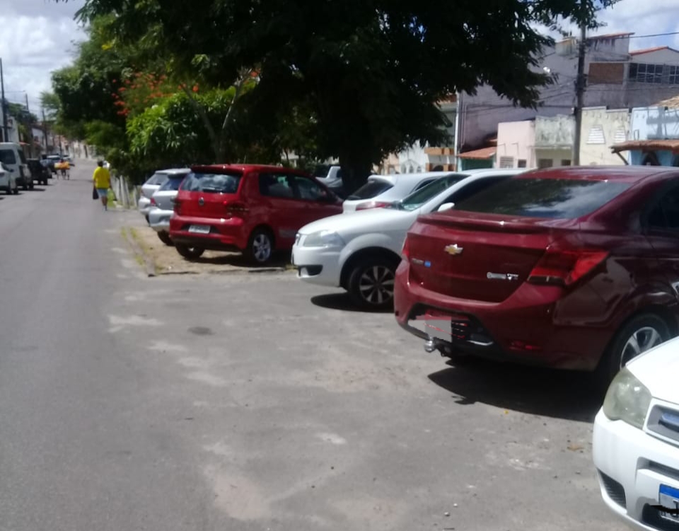 Reportagem flagra carros estacionados na calçada da rua Araújo Pinho em Feira de Santana