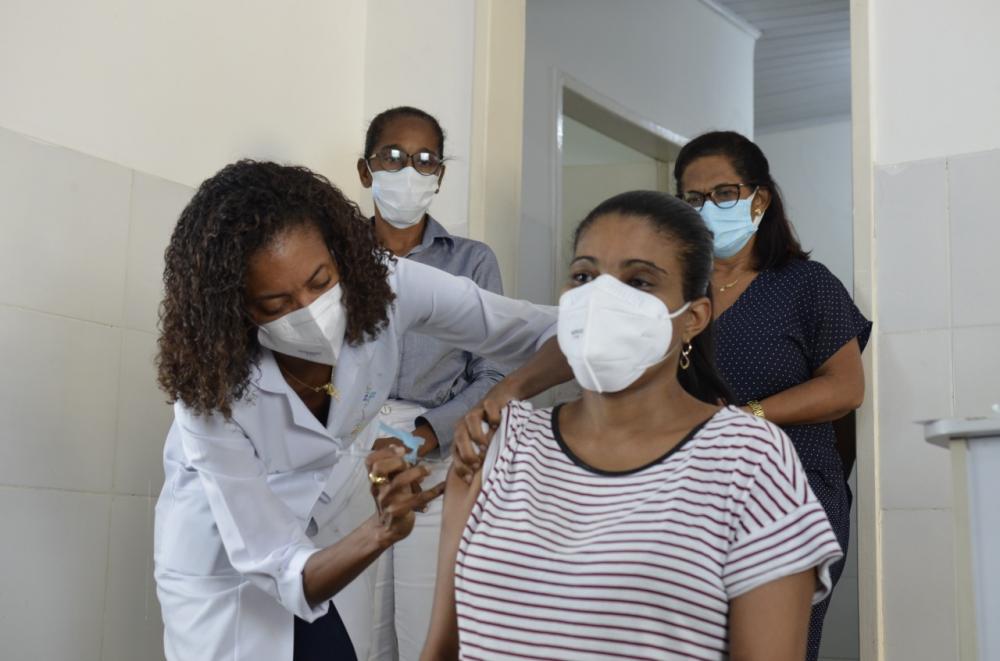Enfermeira é a primeira imunizada contra Covid-19 em Cachoeira