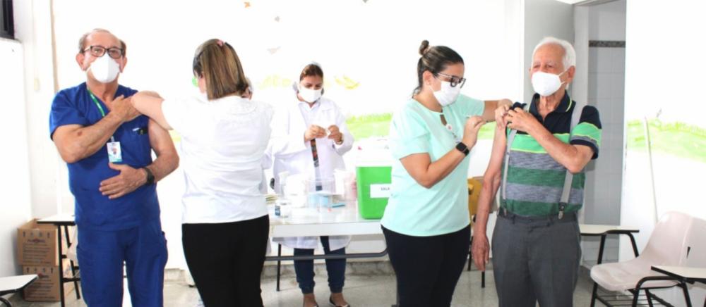 Médico mais idoso da rede municipal de saúde é vacinado contra a Covid-19