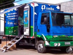 Unidade Móvel da Coelba realiza ação de troca de lâmpadas e negociação de débitos, em Feira