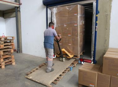 Covid-19: Lote com quatro milhões de seringas chega a Salvador