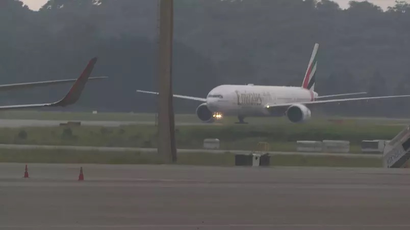 Avião com 2 milhões de doses da vacina de Oxford chega ao Brasil