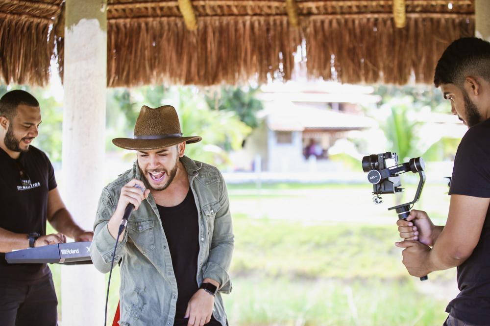 Dan Valente grava clipe com participações especiais