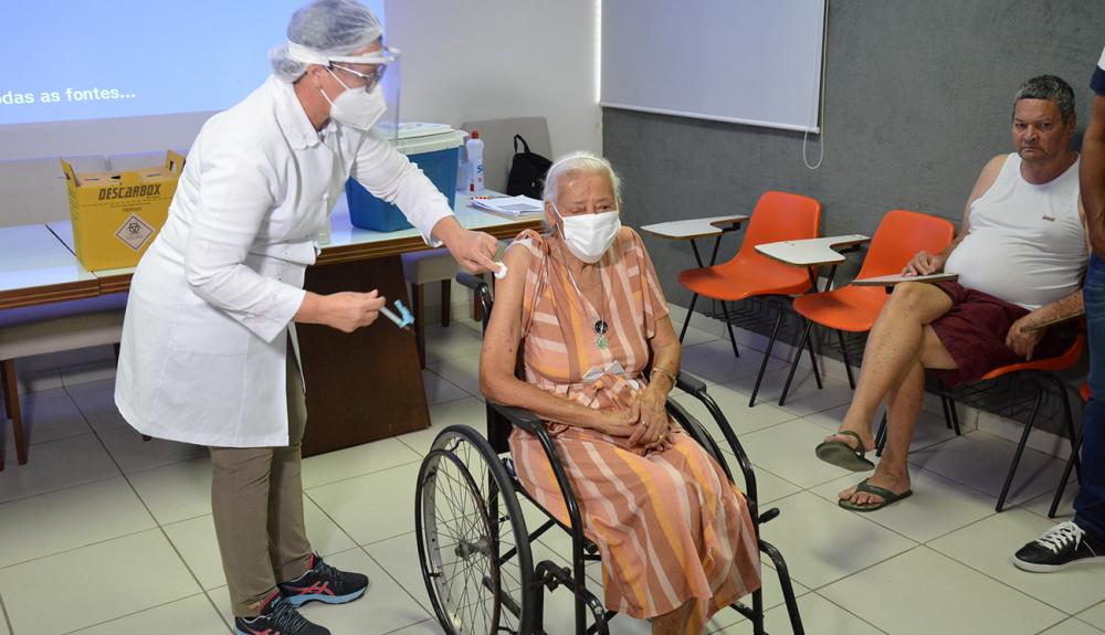Vacinação de idosos de entidades de amparo é concluída dentro do prazo