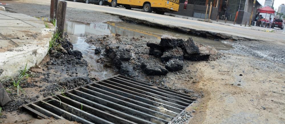 Tubo da Embasa se rompe e causa vazamento de água em Feira de Santana