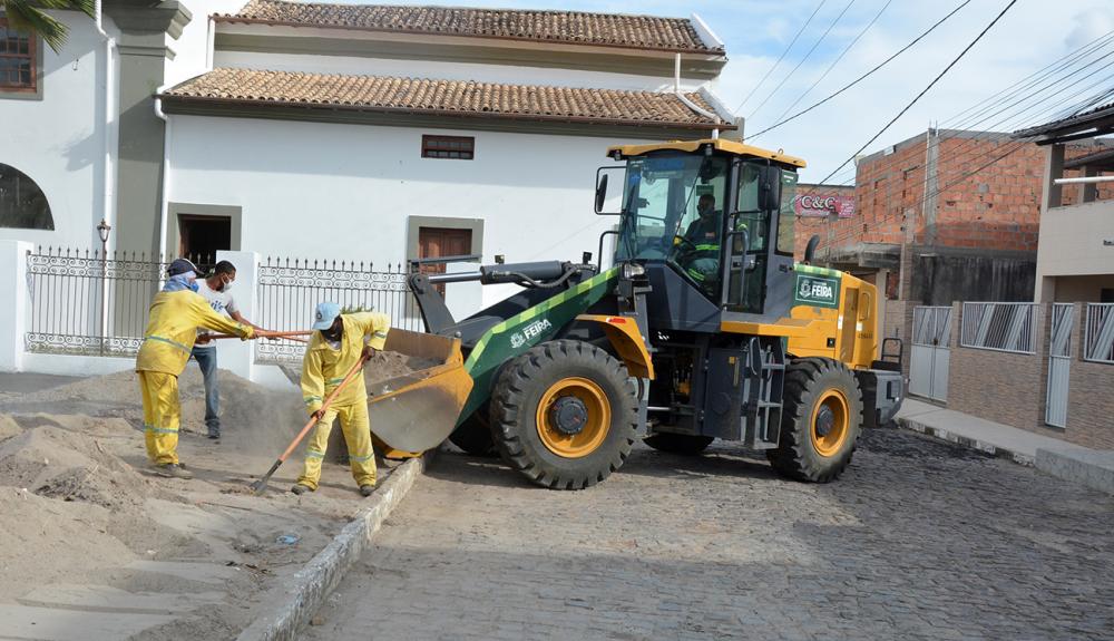 Às vésperas dos festejos da padroeira, praça de Humildes recebe asfalto