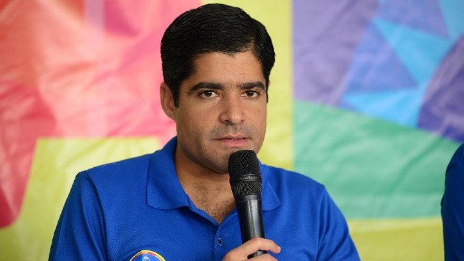 Após ameaça de Maia, ACM Neto age para impedir apoio formal do DEM a Arthur Lira