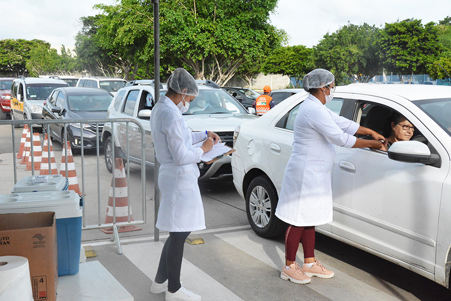 Saúde intensifica vacinação e adota esquema drive-thru em Feira de Santana