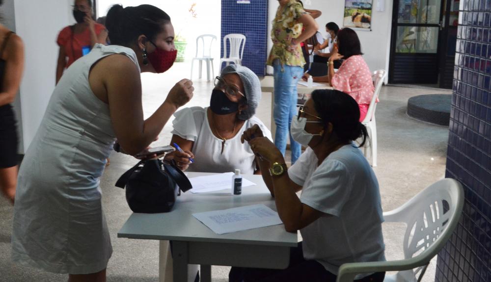 Após enfrentar a segunda onda de casos da Covid-19, Feira de Santana vem registrando uma redução no número de casos confirmados da doença. O município atingiu o pico de contágio em dezembro de 2020, com 4.845 casos positivos, no mês seguinte, apresentou uma queda de 32,3%, com 3.276 casos confirmado