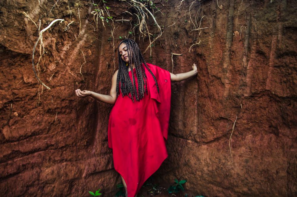 Karol Freitas faz crítica social em seu novo single: “Pagando Patos”; faça o pré-save