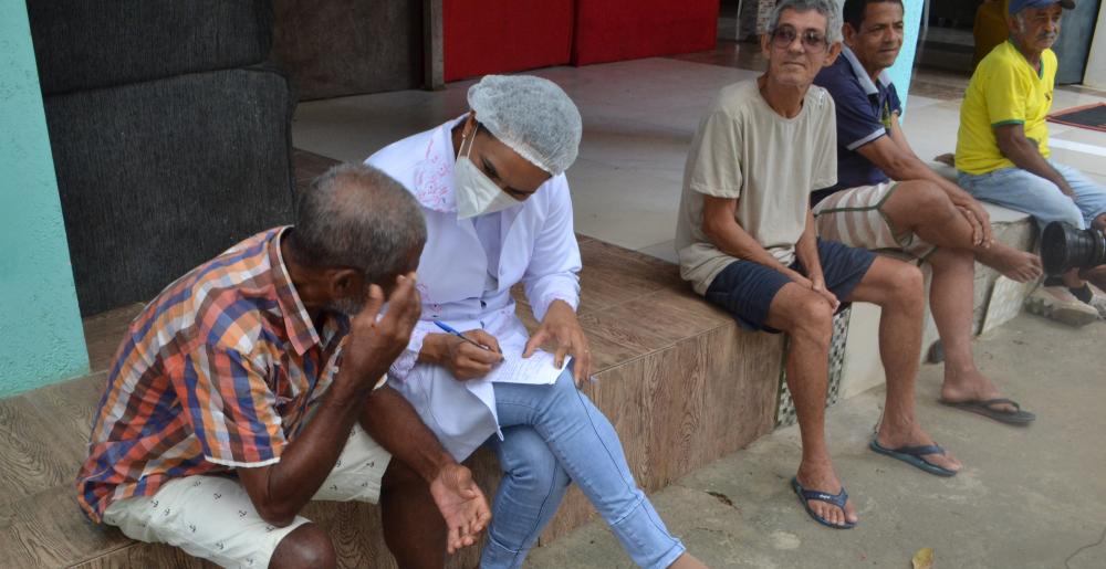 Idosos em vulnerabilidade social são vacinados contra a Covid
