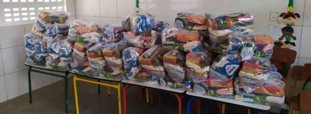 Estudantes são beneficiados com redistribuição de kits alimentação
