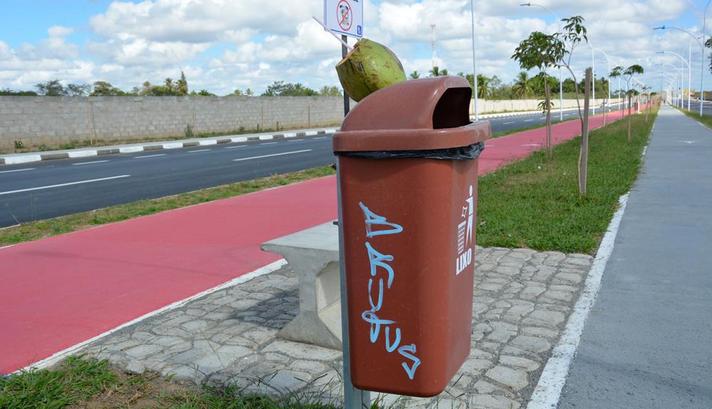 Vândalos picham e furtam lixeiras na Avenida Fraga Maia, em Feira