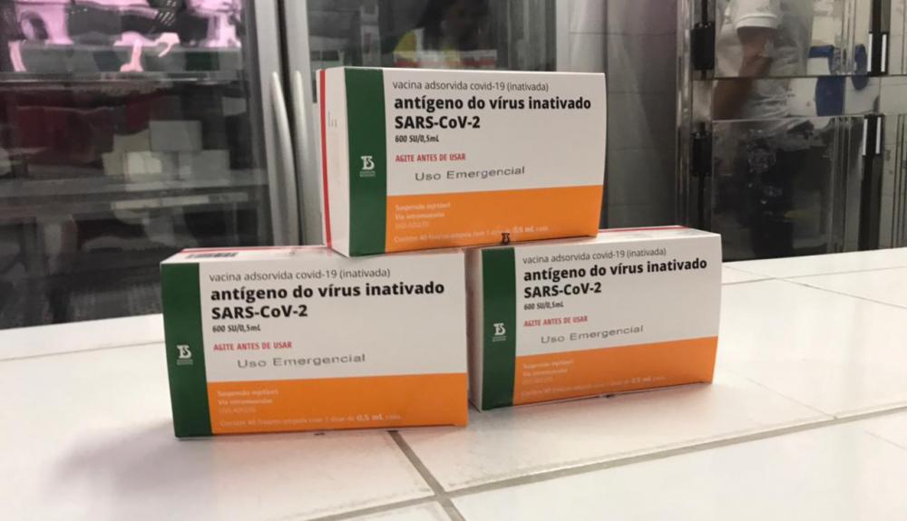 Segunda dose da CoronaVac será aplicada a partir de terça, em Feira