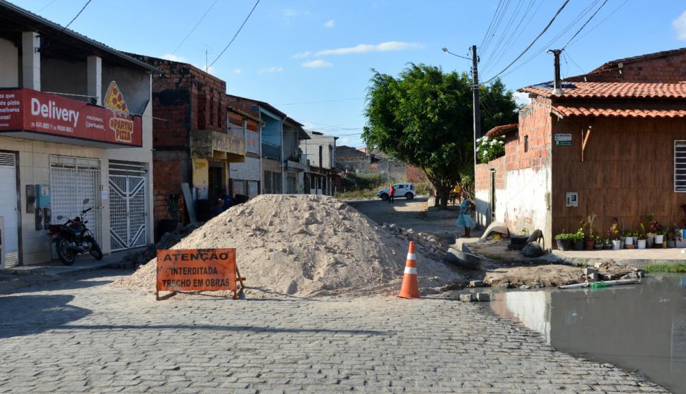 Ruas são danificadas por alguns dos próprios moradores, em Feira