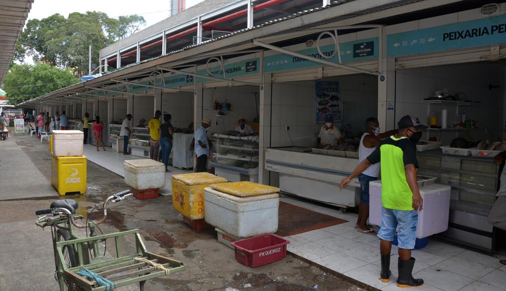 Peixe, camarão seco, azeite de dendê: itens da Quaresma no Centro de Abastecimento