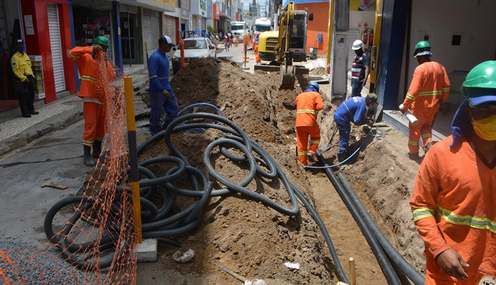 Após tubulação da Embasa romper, SMT bloqueia trecho no Centro