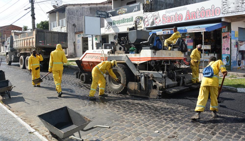 Rua Miranda, na Mangabeira, recebe pavimentação asfáltica