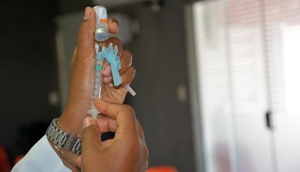 Mais seguros, idosos institucionalizados celebram segunda dose