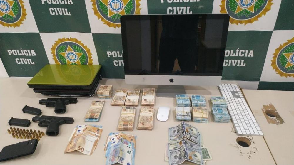 Polícia apreende armas, dinheiro e computador na casa de Belo