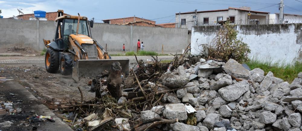Prefeitura recolhe entulho jogado de forma ilegal nas Baraúnas