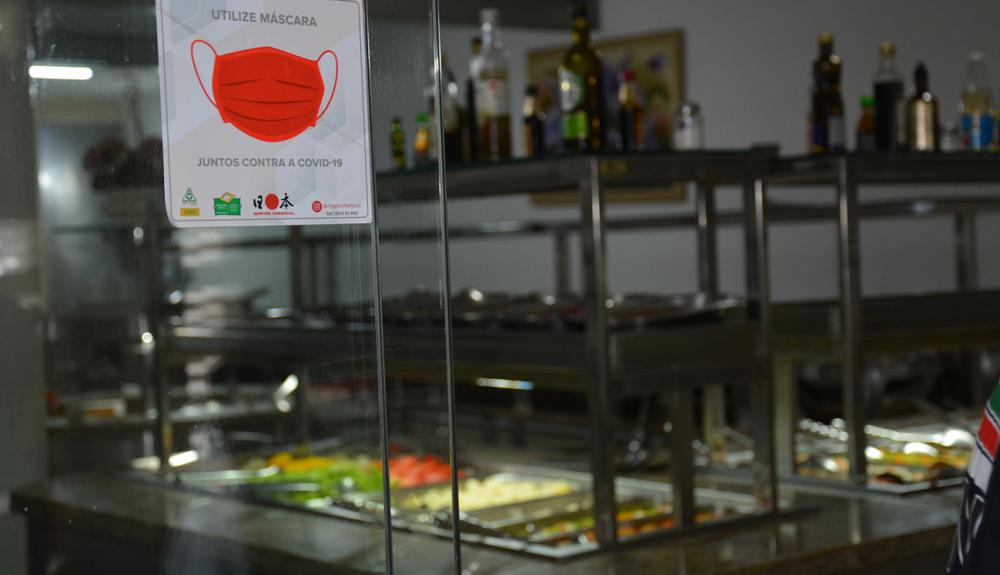 Procon-Feira faz ação educativa em restaurantes self-service