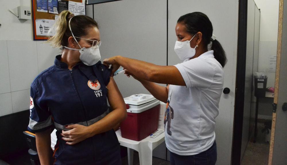 Angústia passou, enfermeira do SAMU recebe segunda dose contra a Covid
