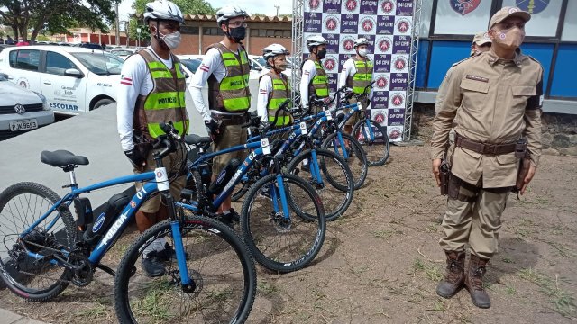 Polícia Militar utiliza bicicletas para fazer policiamento no centro da cidade de Feira