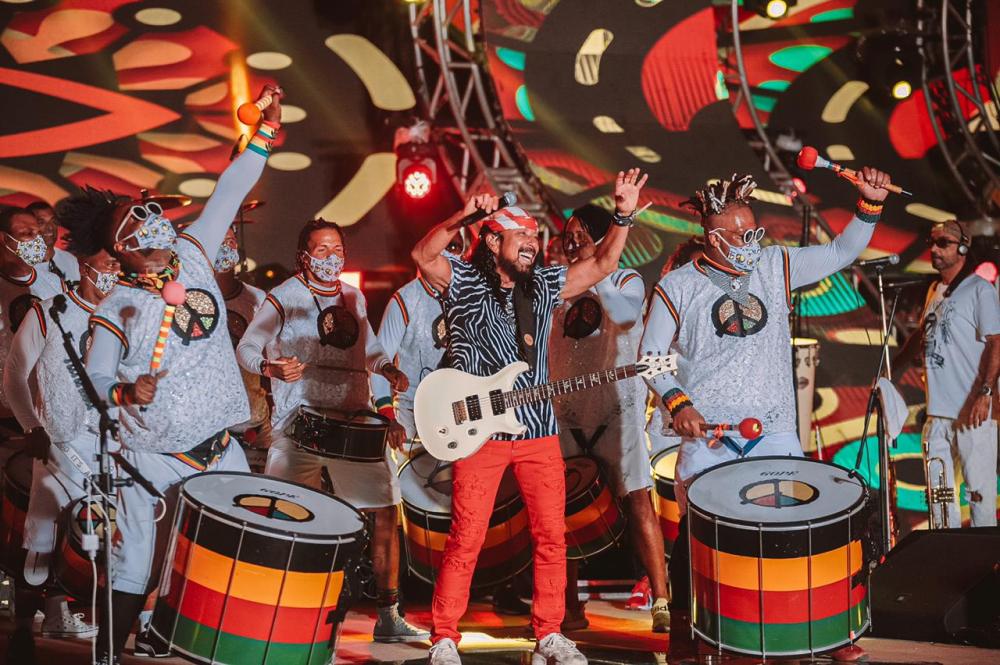 Bell Marques emociona Brasil com live direto da Baía de Todos os Santos