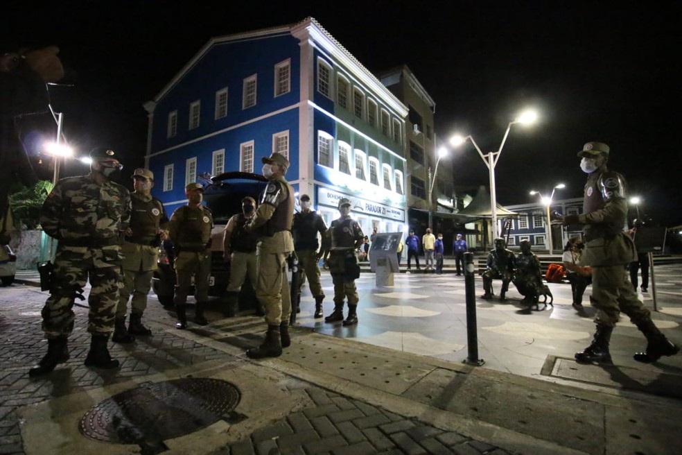 Cinco pessoas são conduzidas à delegacia em Salvador nas primeiras horas do toque de recolher