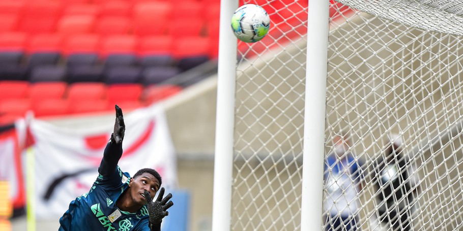 Flamengo bate o Inter e assume a liderança do Brasileirão 