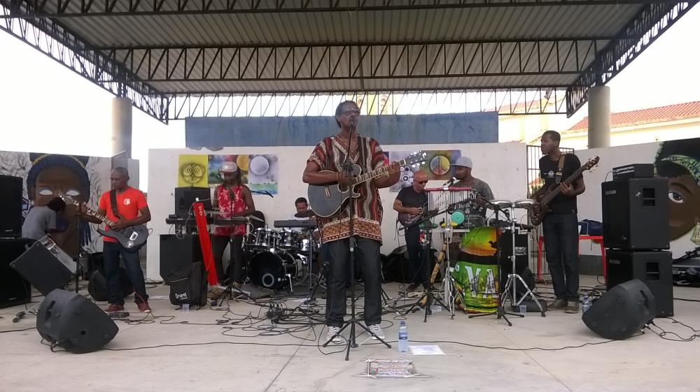 Gilsam apresenta show no YouTube