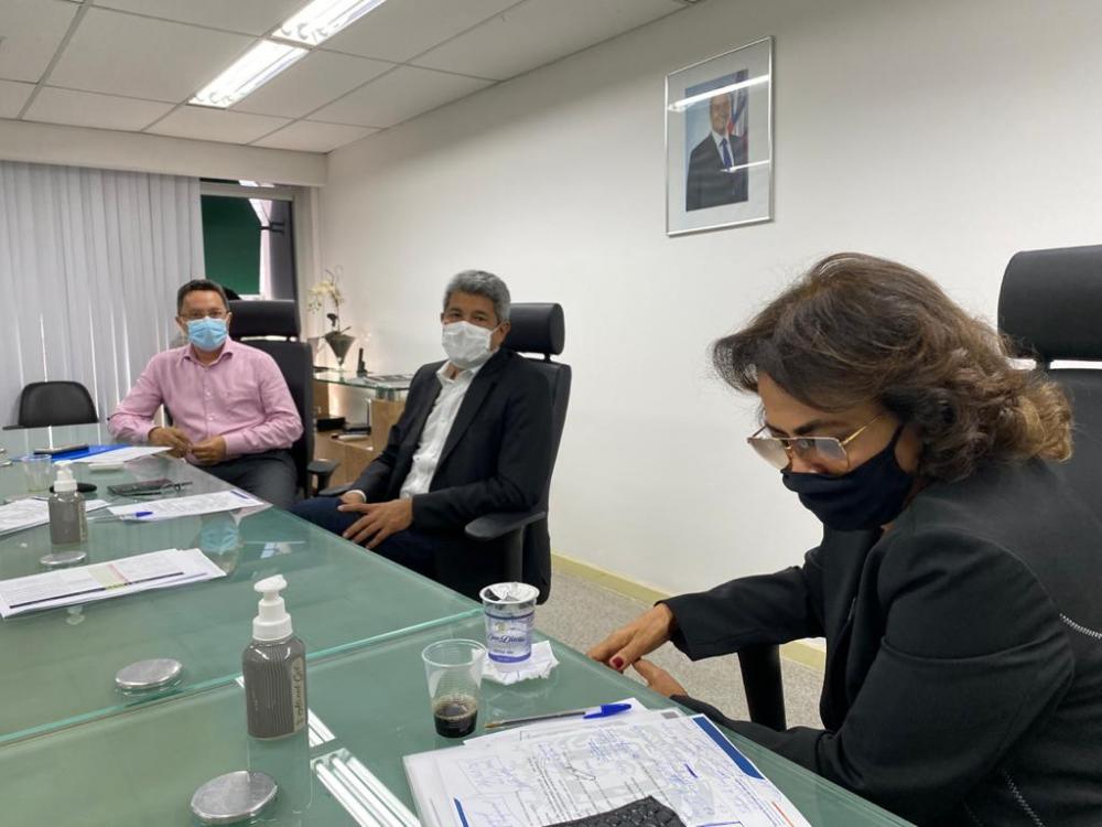 Anaci Paim define com secretário estadual de Educação assuntos importantes para Feira