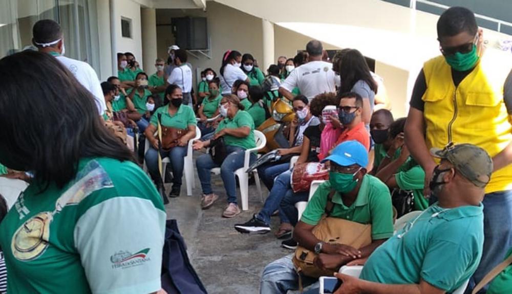 Precipitados, agentes de endemias aglomeram para receber vacina