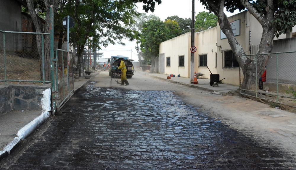 Via de acesso ao Cidade das Compras recebe recapeamento asfáltico