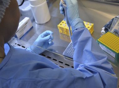 Governo britânico lança 'caçada' para achar portador de variante brasileira