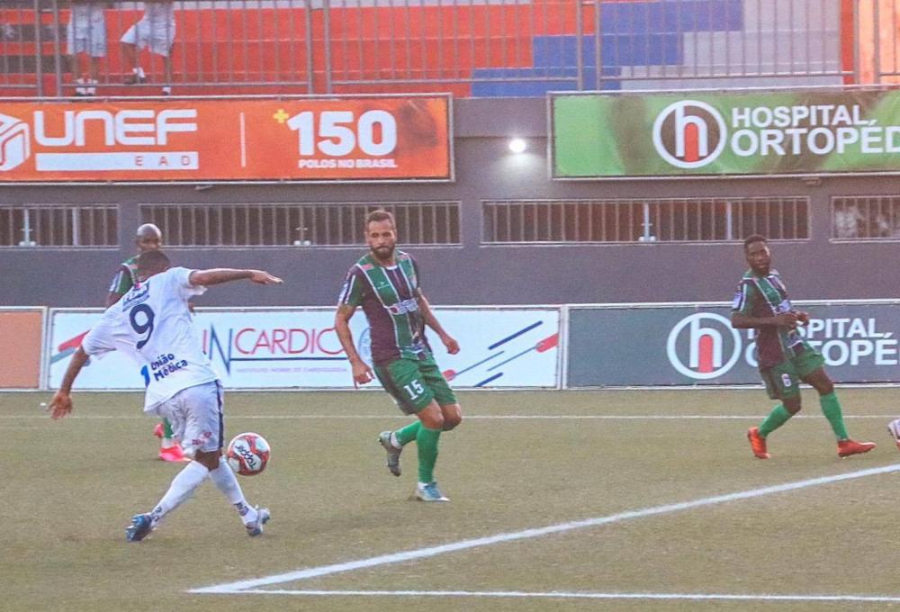 Bahia de Feira goleia o Flu e assume a liderança do estadual