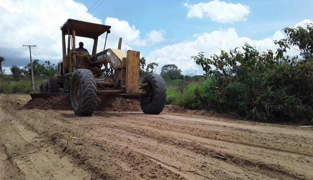 Prefeitura de Feira avança na melhoria de estradas na zona rural