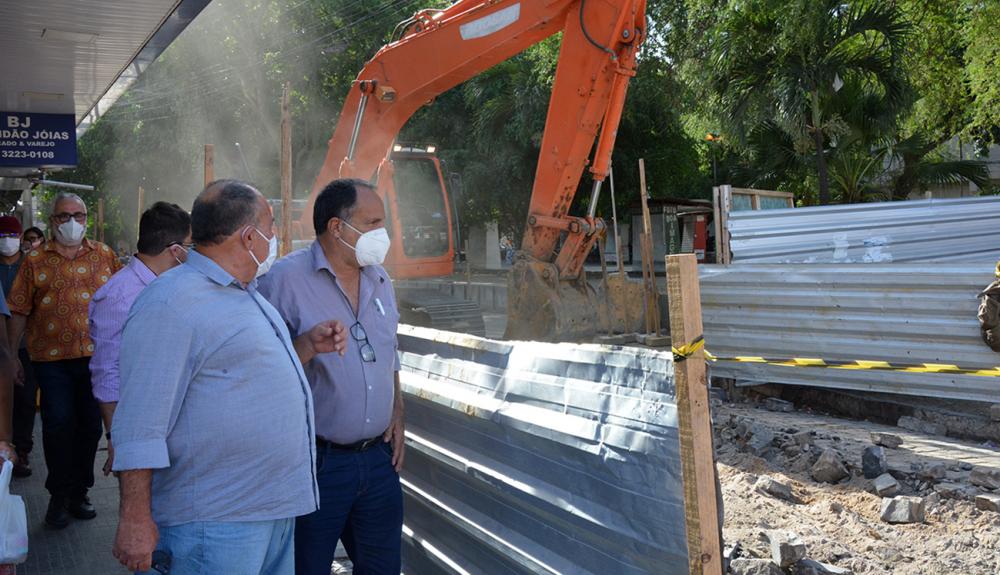 Iniciada obra de drenagem na praça Bernardino Bahia