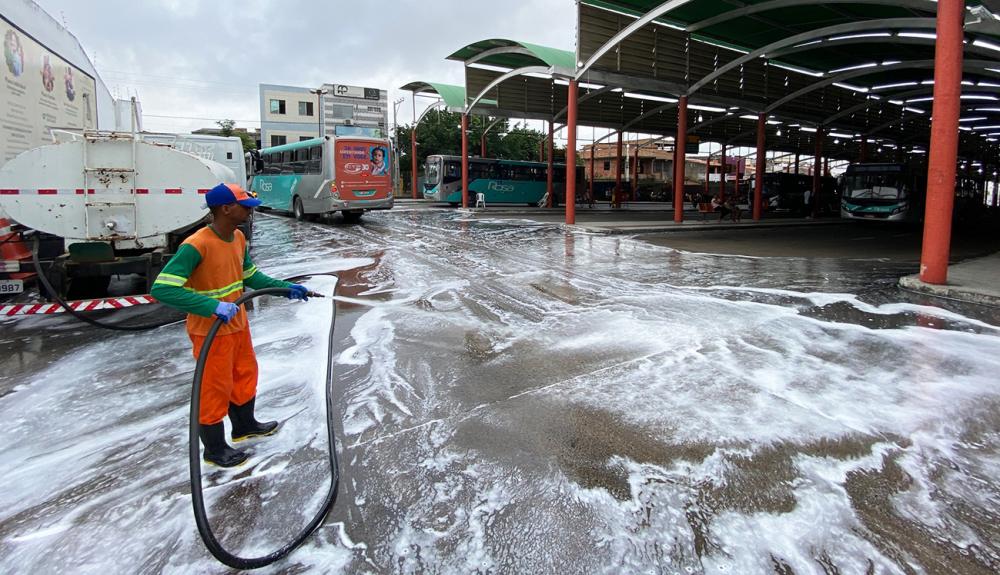 Higienização e desinfecção são intensificadas em ônibus e terminais de transbordo