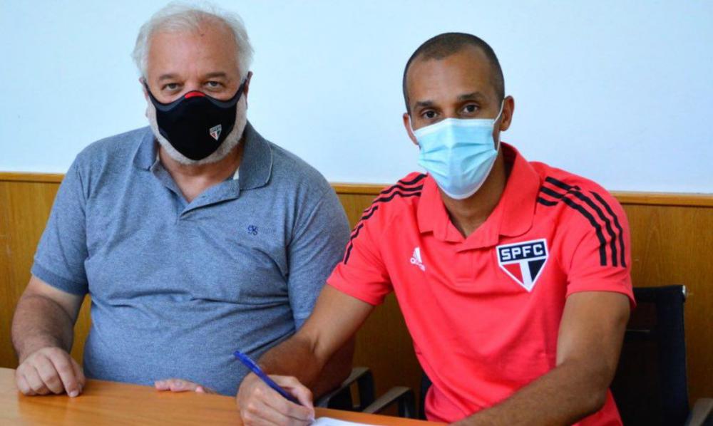 Zagueiro Miranda retorna ao São Paulo após 10 anos na Europa