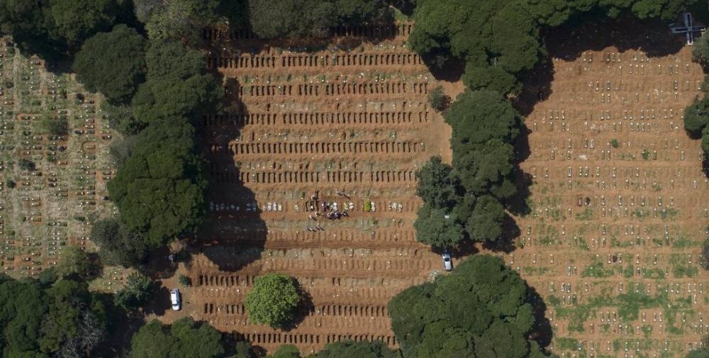 Um ano após primeira morte no Brasil, coronavírus já matou mais que a Aids em toda história no país