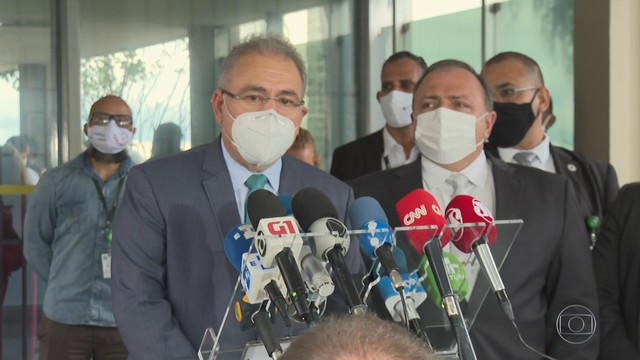 Bolsonaro dá posse a Marcelo Queiroga em cerimônia reservada