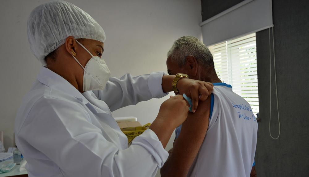 Secretaria de Saúde amplia faixa etária e muda estratégia para agendar vacinação