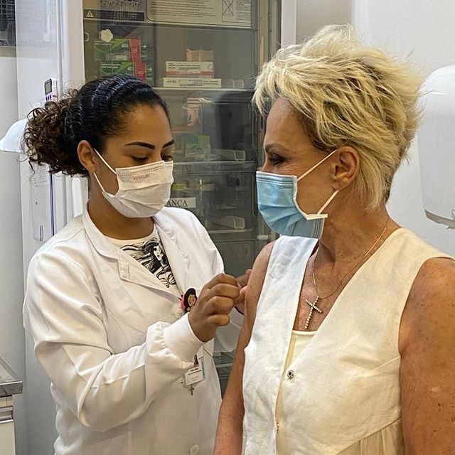 Aos 71 anos, Ana Maria Braga é vacinada contra Covid