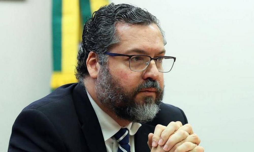 Ernesto Araújo pede demissão após intriga com senadores e falhas nas negociações por vacinas