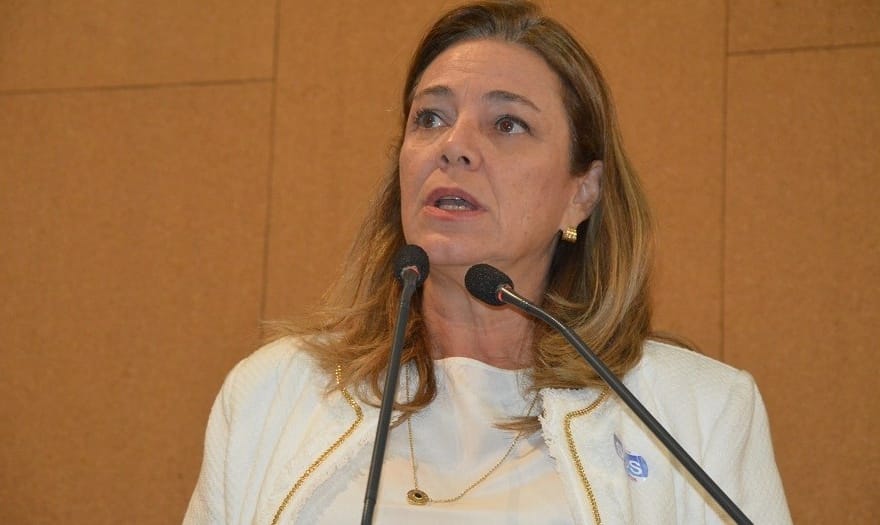 Fabíola Mansur solicita Programa Universidade Para Todos em Central