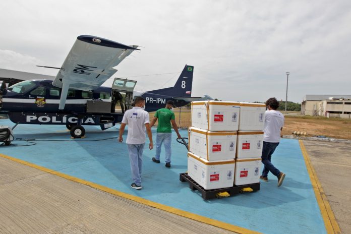 Mais 495 mil vacinas contra covid-19 são transportadas pelo Estado
